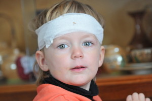 Kleinkind mit Kopfverletzung