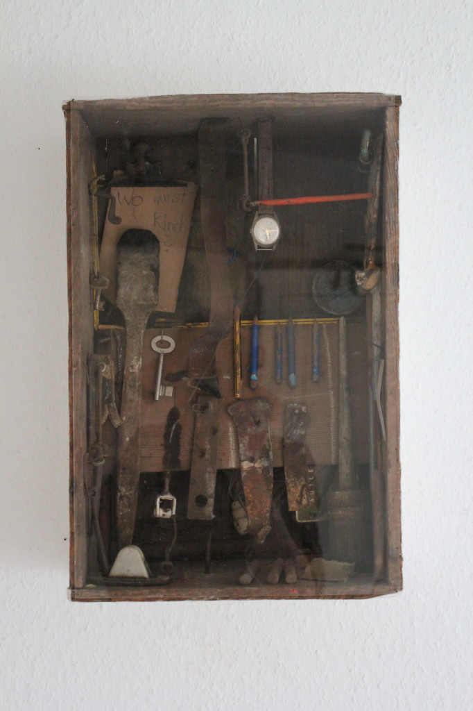 Ojektschrein (Objet Trouve), "Wo warst du?", verschiedene Fundstücke, verschiedene Materialien, Holz, Plexiglas, Anfang 80-er Jahre, 33 x 49,5 x 17,5