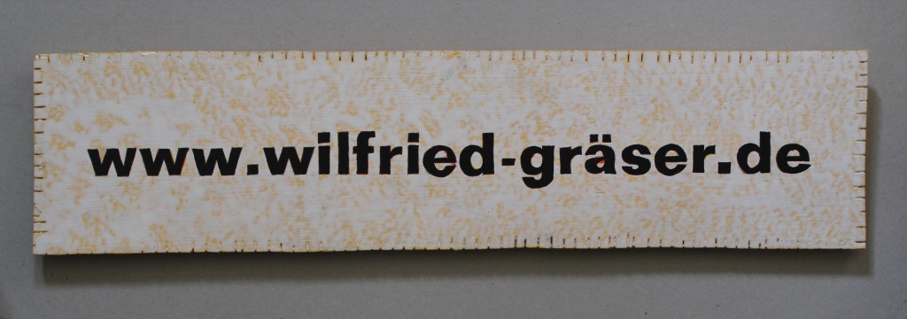 WVZ 7-3-17, Schild für kleine Installation, Acryl auf Sperrholz, "www. (Kiste)", 2017, 57,9 x 13,9, Kunstrasen 100 x 100, Obststeige