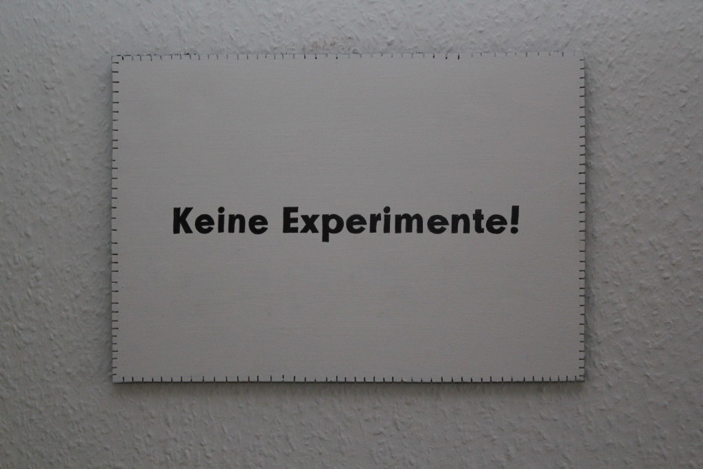 WVZ 1-12-18, Acryl, Faserstift auf Sperrholz, "Objekt: "Keine Experimente!", 2018, 38 x 26,5